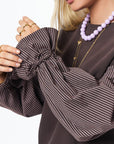 MY JEWELLERY SIERADEN SWEATER MET GESTREEPTE MOUWEN BRUIN
