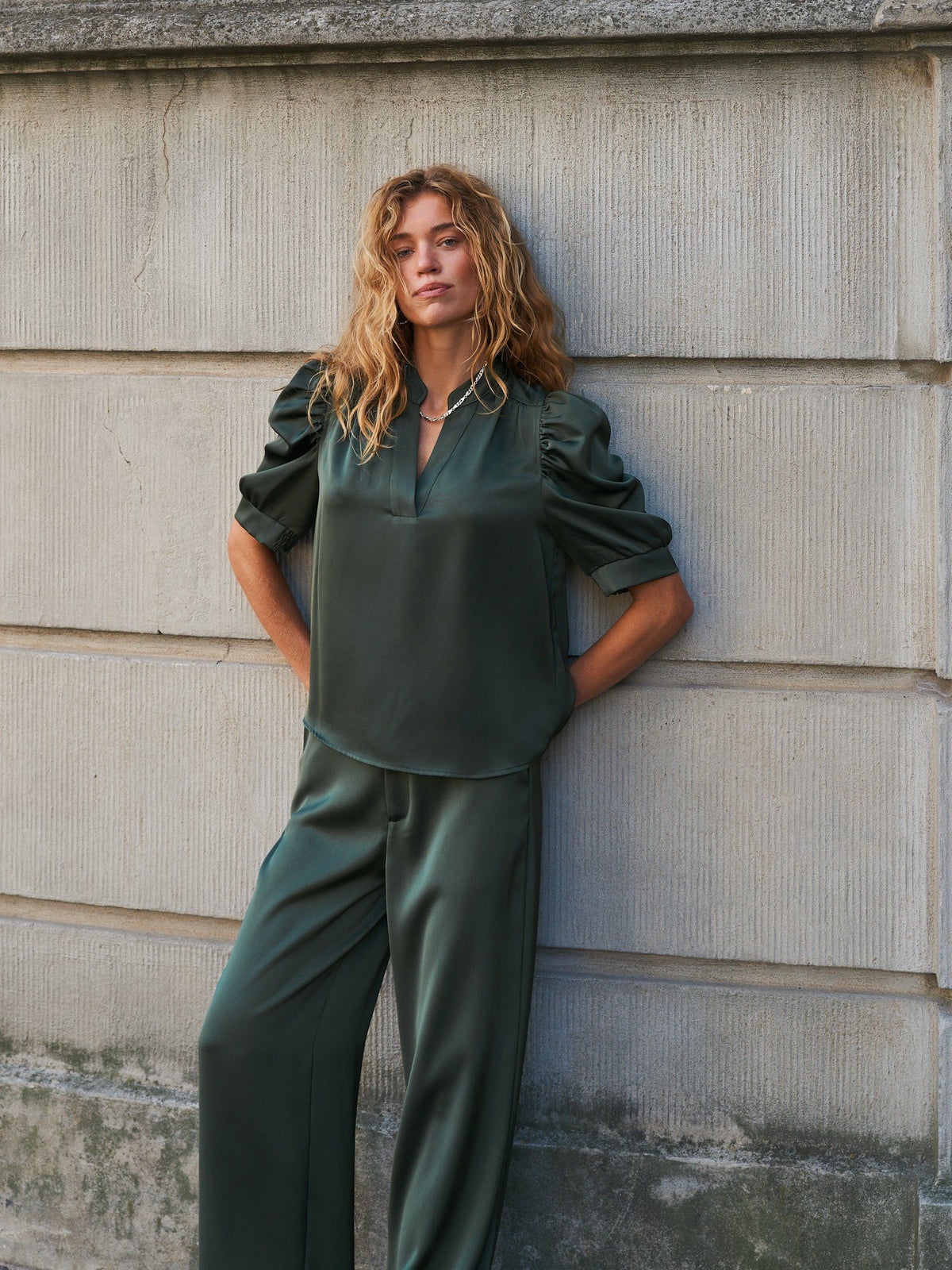 NEO NOIR BLOUSE ROELLA HEAVY SATEEN DEEP GREEN