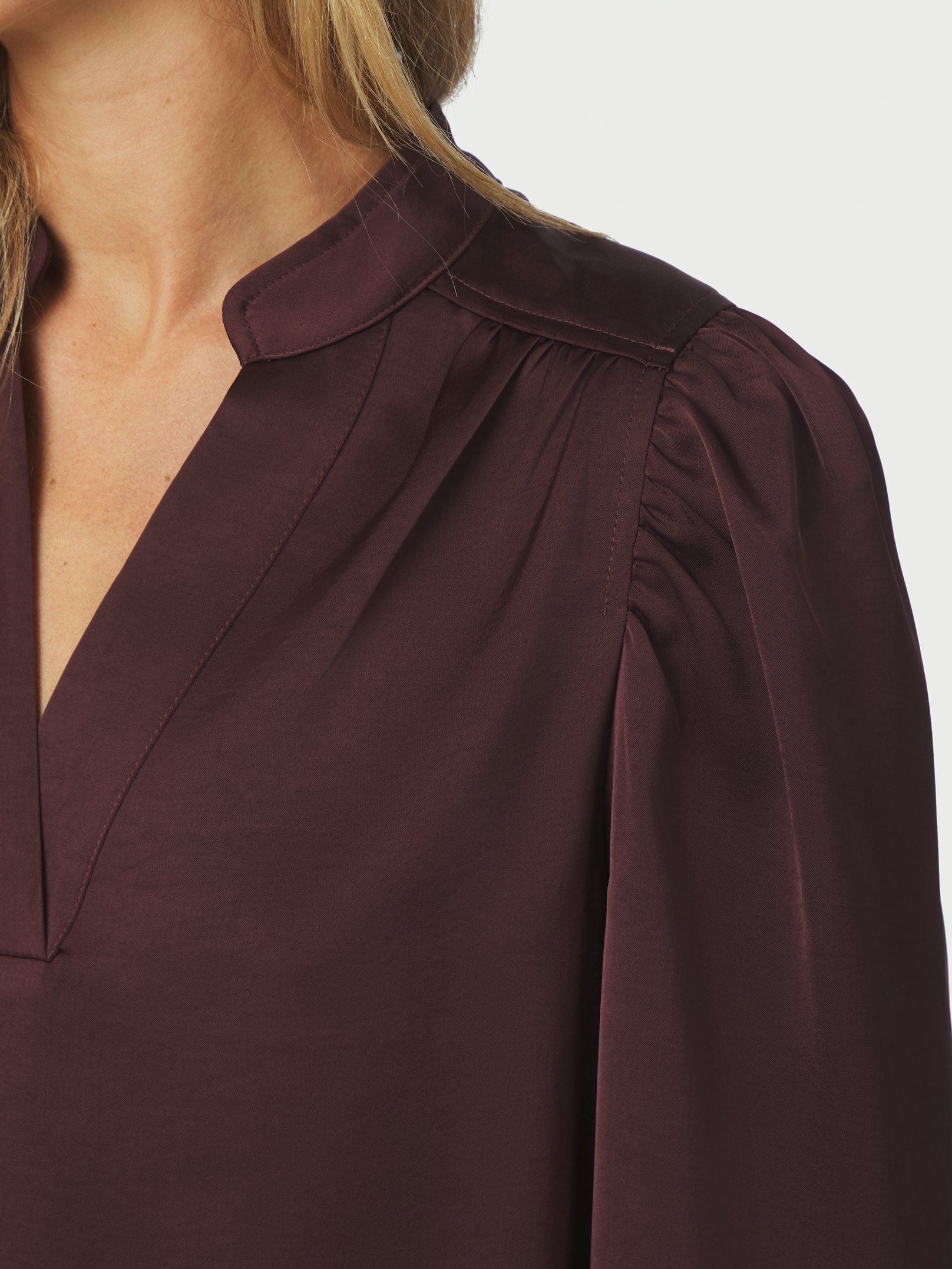 NEO NOIR BLOUSE ROSSLYN HEAVY SATEEN TOP BURGUNDY