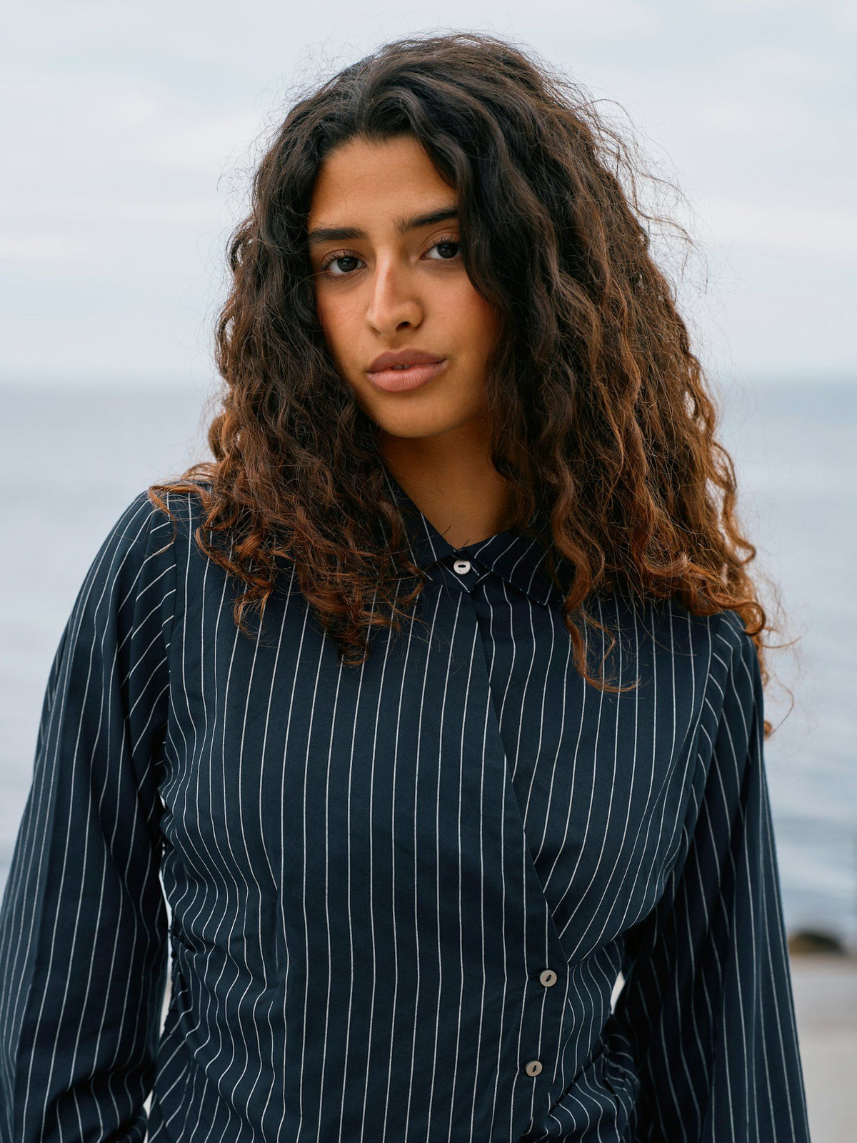 NEO NOIR BLOUSE FENLI SLIM STRIPE SHIRT NAVY