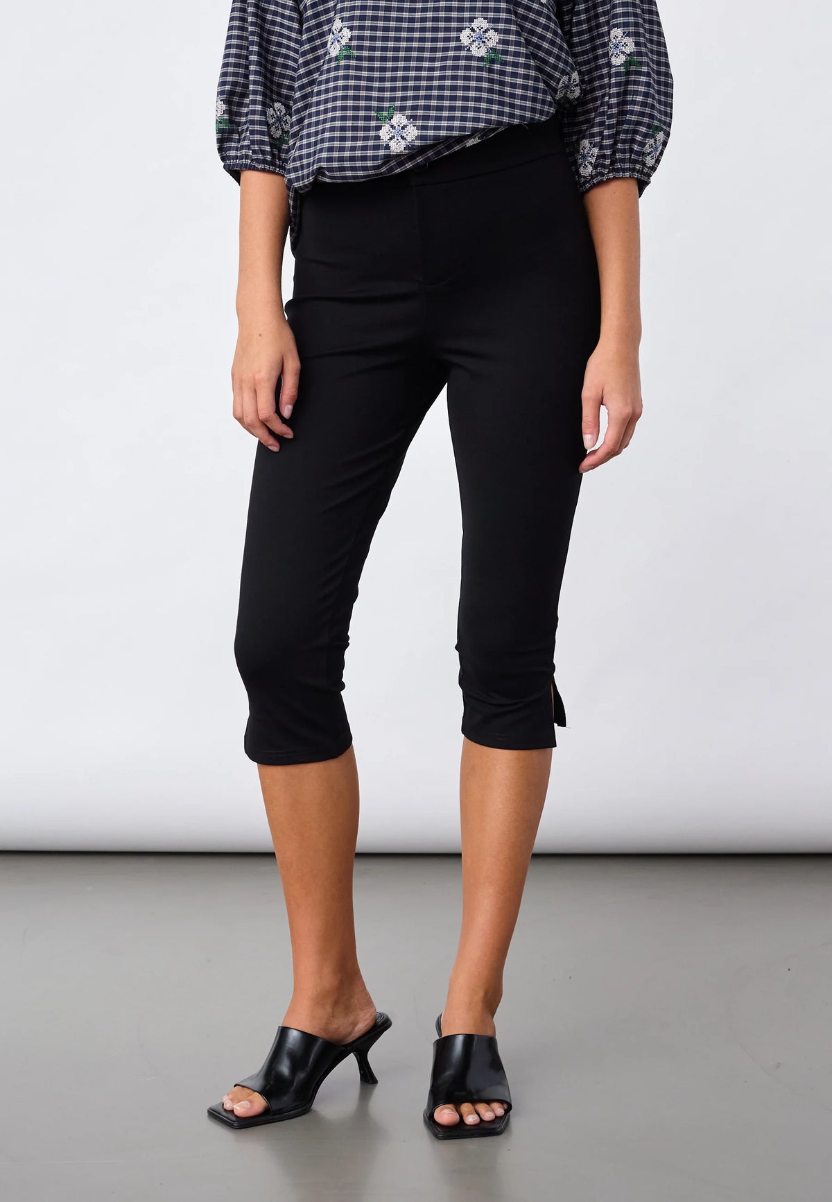 SISTERS POINT PANTS GEORGE-CAPRI BLACK