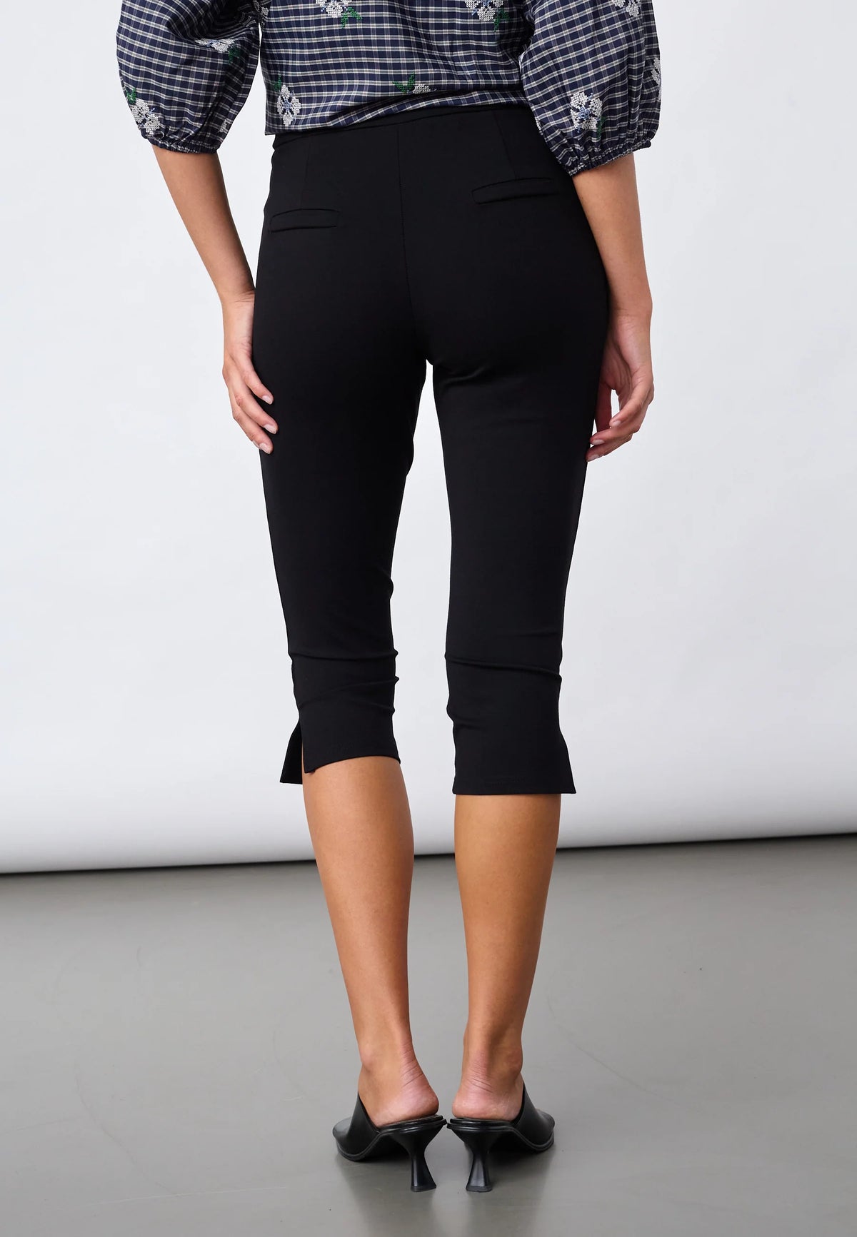 SISTERS POINT PANTS GEORGE-CAPRI BLACK
