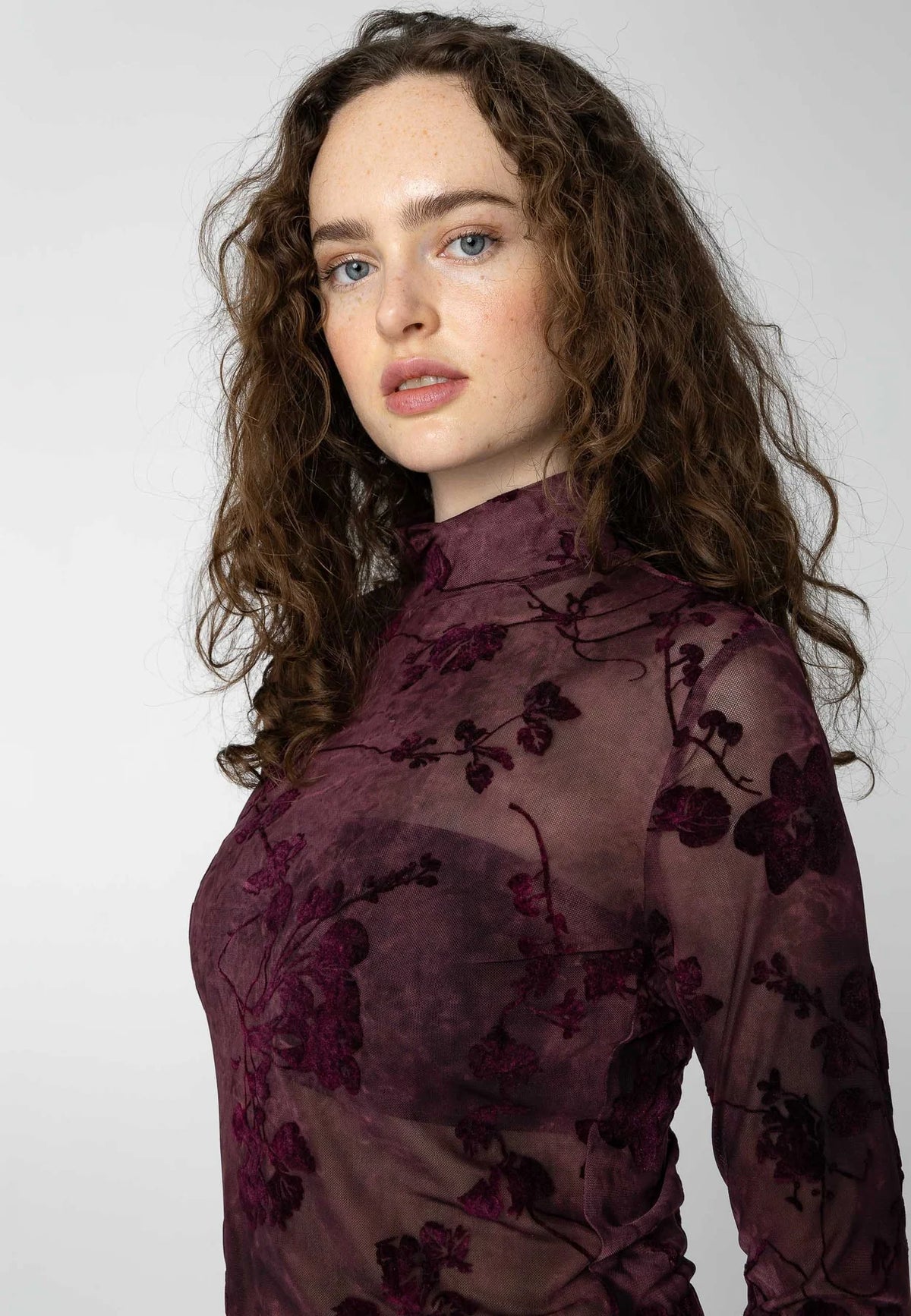 COSTER COPENHAGEN TOP EVE MESH TURTLENECK BORDEAUX FLOWER