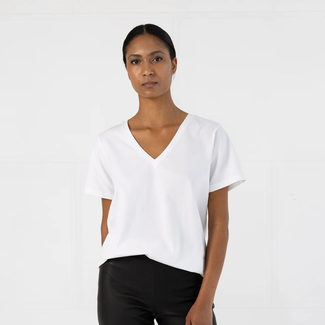 COSTER COPENHAGEN T-SHIRT WITH V-NECK MID SLEEVES WHITE