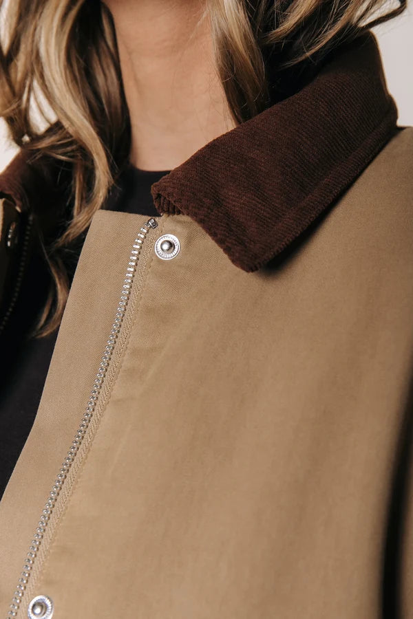 COLOURFUL REBEL JAS MALOU TWILL COACH JACKET CAMEL